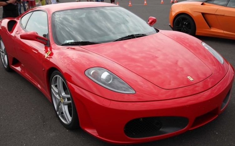 Widok na profil czerwonego Ferrari