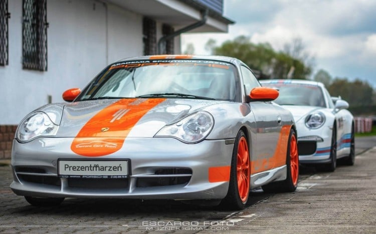 Srebrne Porsche z pomarańczowymi dodatkami