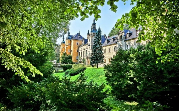 Zamek Kliczków, ujęcie wśród zieleni