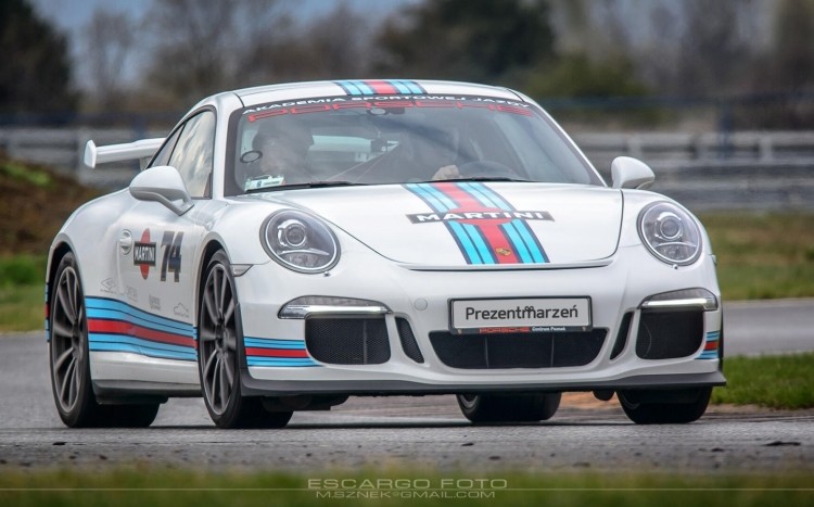 Sportowa sylwetka Porsche 911 mknącego po torze