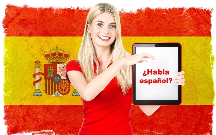 dziewczyna z tabletem na tle hiszpańskiej flagi