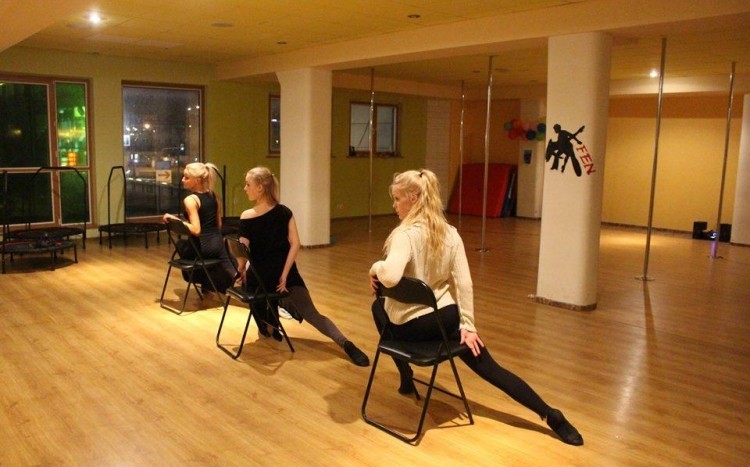 kursantki podczas lekcji sexy dance, taniec na krzesłach