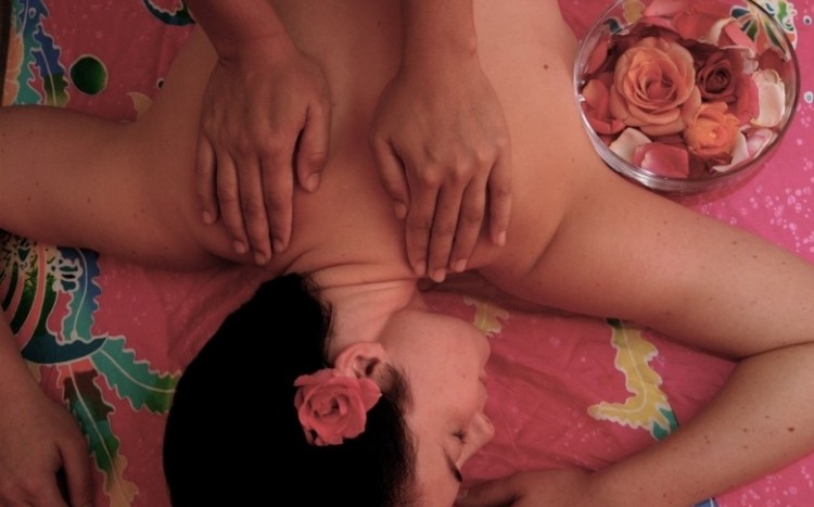 zrelaksowana kobieta po masażu