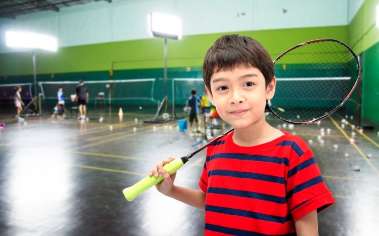 chłopiec grający w badmintona