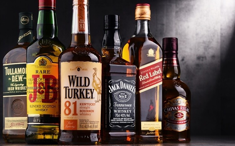 butelki różnych rodzajów whisky