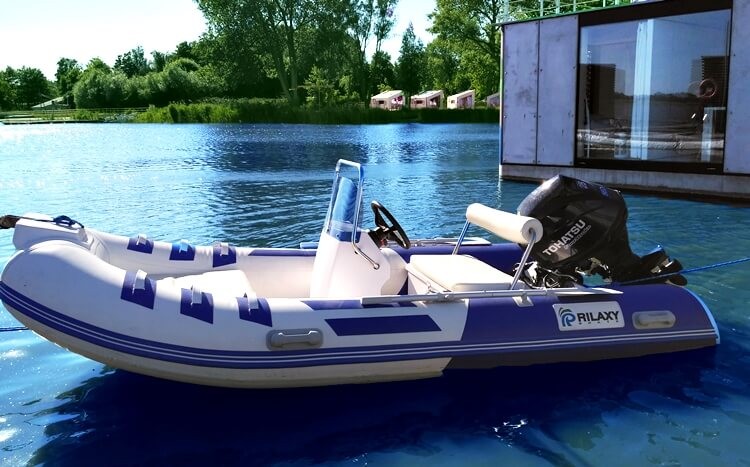 łódź motorowa na wodzie