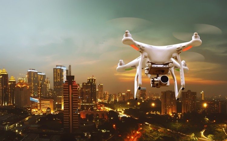 dron nad miastem