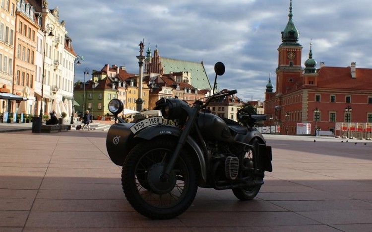 motocykl w centrum miasta
