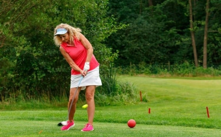 kobieta grająca w golf