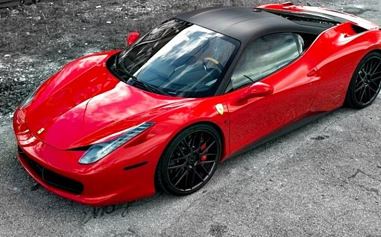 Ujęcie z góry na czerwone Ferrari z czarnym dachem