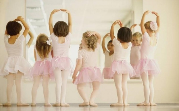 dziewczynki podczas lekcji baletu