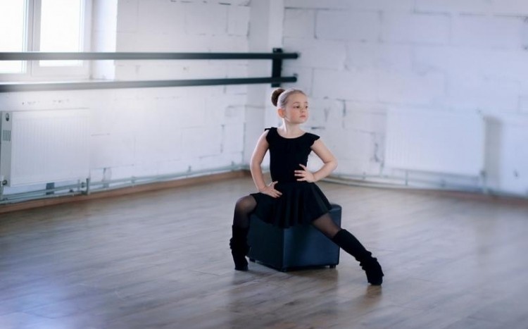 dziewczynka ucząca się baletu