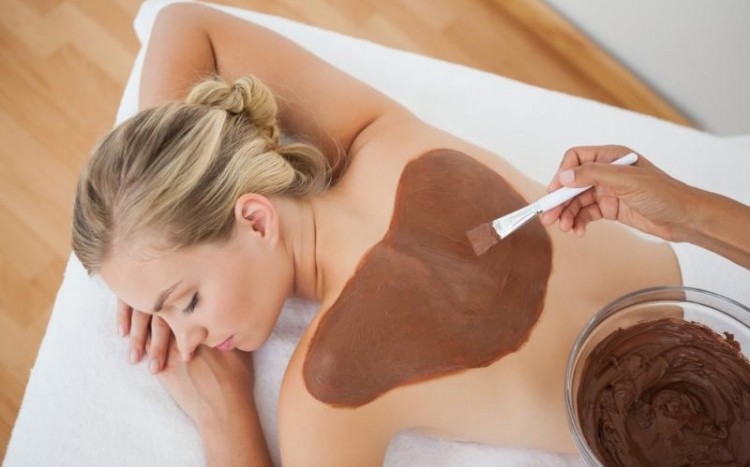 masaż pleców gorącą czekoladą