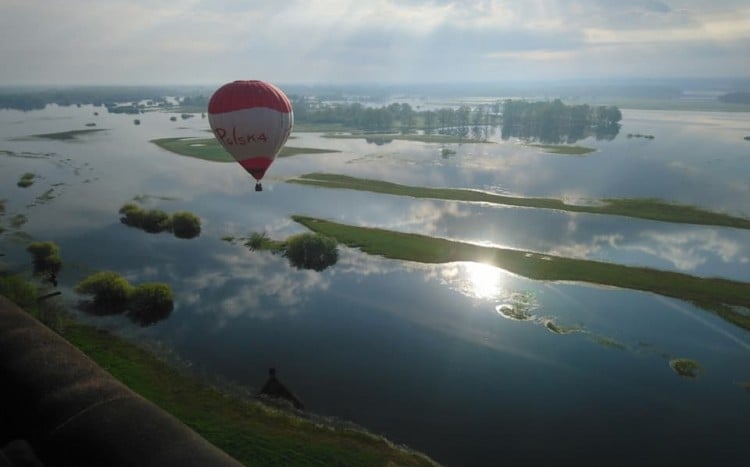 Balon na tle rzek
