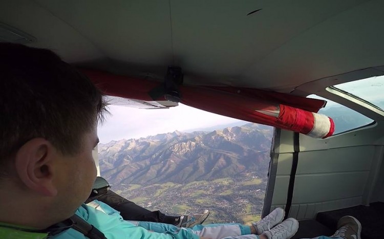 Wnętrze samolotu przed skokiem ze spadochronem