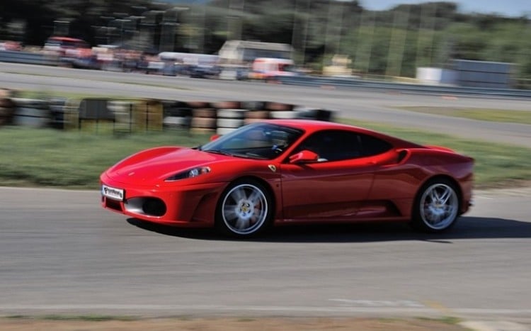 Dynamiczne Ferrari podczas jazdy na torze