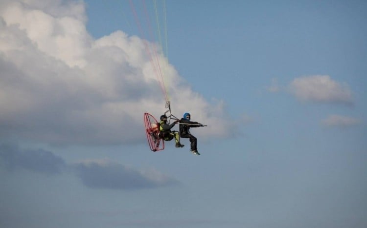Motoparalotnia podczas lotu na tle błękitnegob nieba