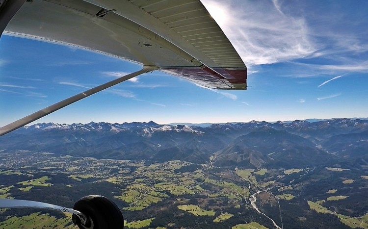 Widok podczas lotu samolotem przed skokiem ze spadochronem