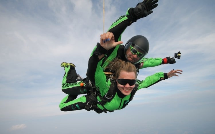 Kobieta wraz z instruktorem podczas skoku na spadochronie