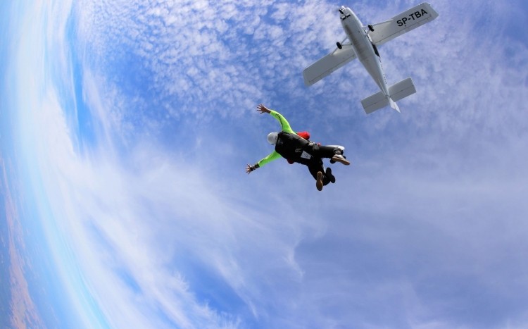 skok ze spadochronem z samolotu