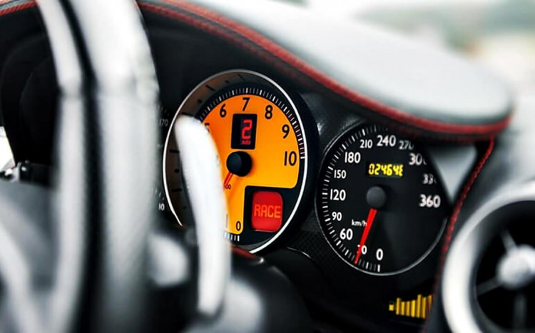 Zegary w sportowym Ferrari F430