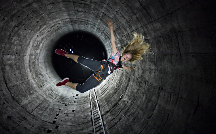 kobieta oddaje skok z wieży 