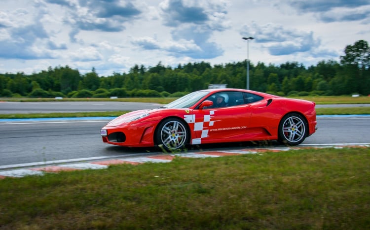 Widok na profil Ferrari