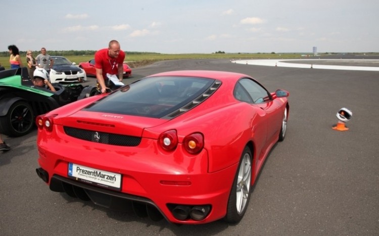 Widok na tył czerwonego Ferrari