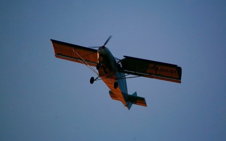 Ujęcie z dołu na lecący samolot