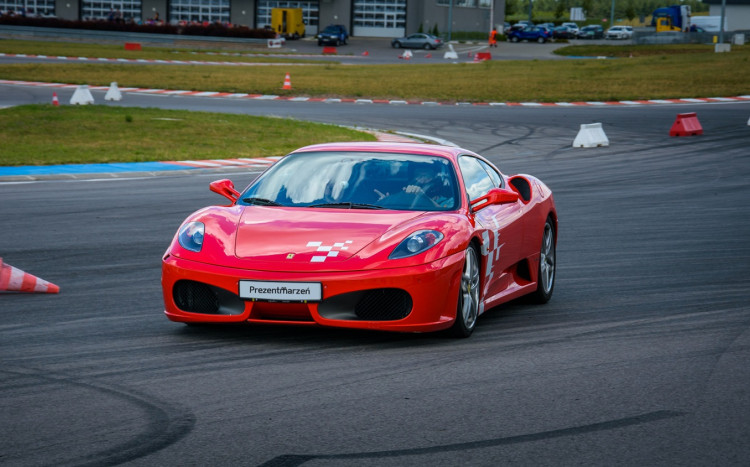 Sportowe Ferrari podczas jazdy na torze