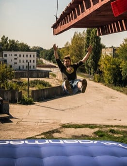 Free Jump – skok z wieży – Warszawa
 Ilość osób-2 osoby Filmowanie i zdjęcia-Filmowanie skoku