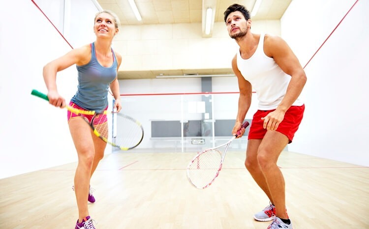 mężczyzna i kobieta grają w squasha