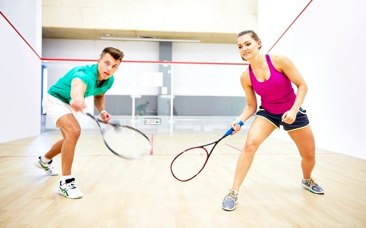 dwie kobiety grające w squasha widok z tyłu