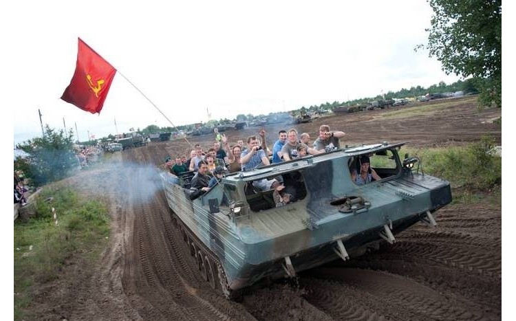 jazda pojazdem wojskowym po czołgowisku