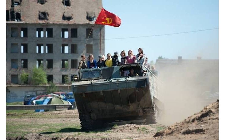 radziecki pojazd gąsienicowy na czołgowisku