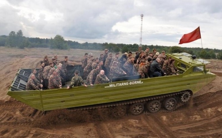 Wojskowy pojazd na wzniesieniu