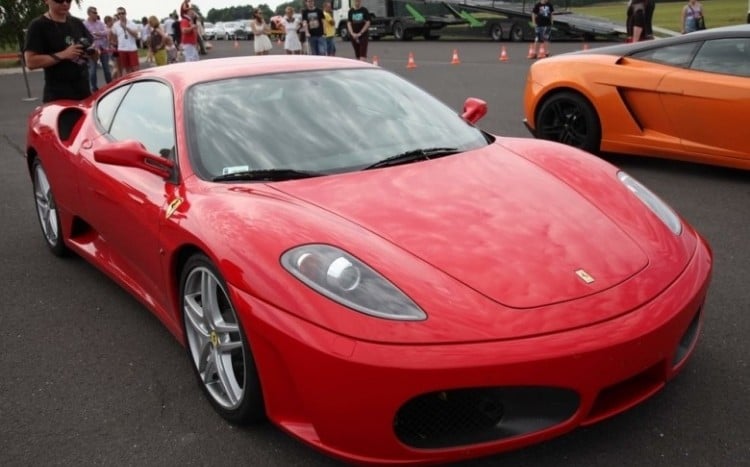 Widok na profil Ferrari F430