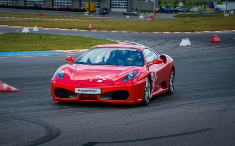 Sportowa jazda Ferrari po torze