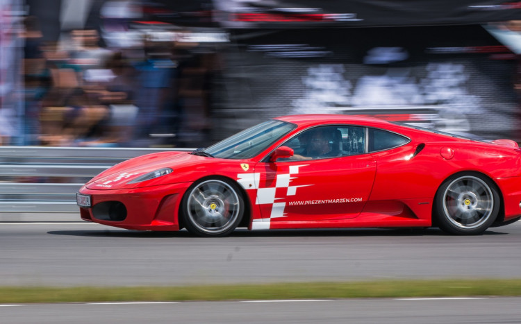 Dynamiczne Ferrari F430 podczas jazdy na torze