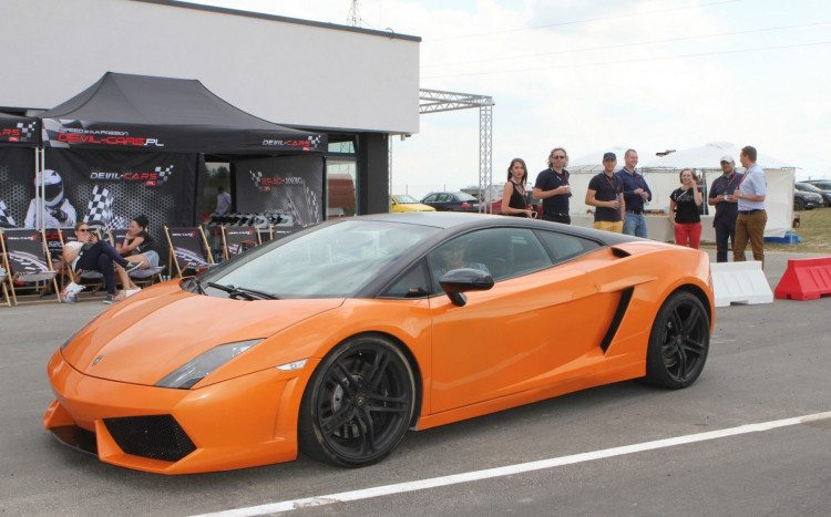 Widok na profil pomarańczowego Lamborghini