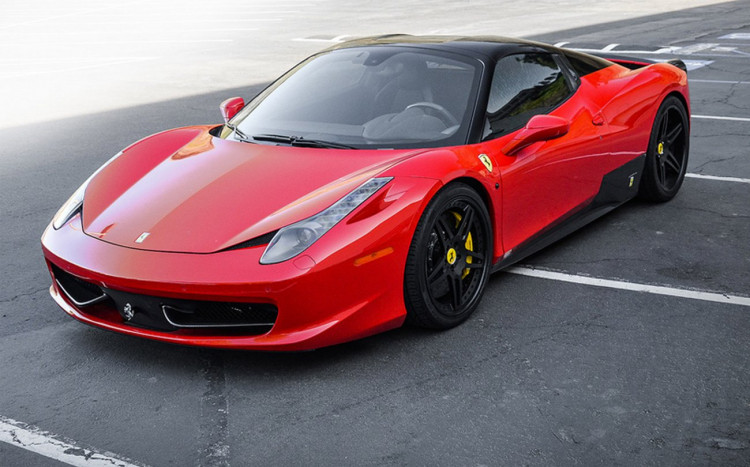 Czerwone Ferrari Italia z czarnymi elementami