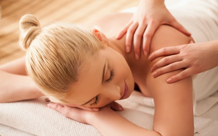 kobieta w trakcie masażu
