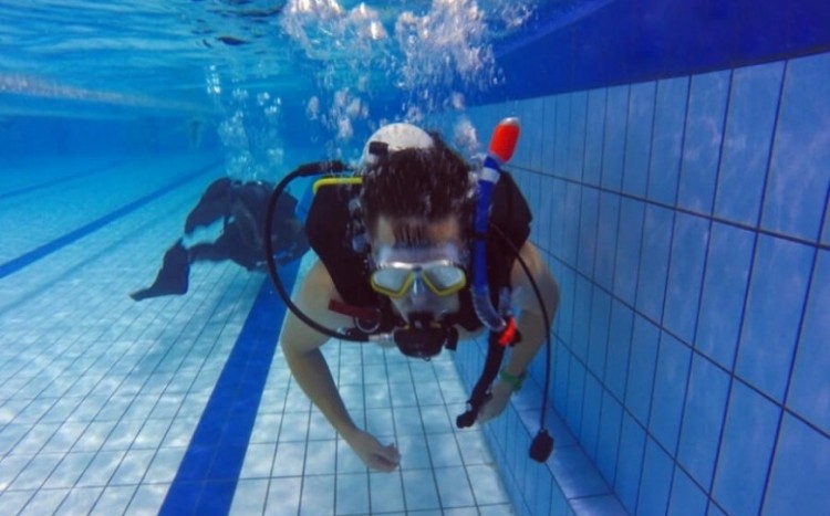 Człowiek podczas nurkowania pod wodą