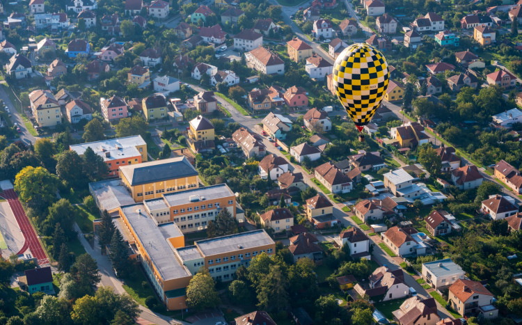 balon nad miastem