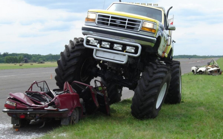 monster truck niszczący samochody