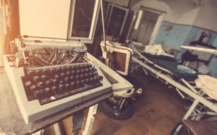 Maszyna do pisania na tle zniszczonego pomieszczenia