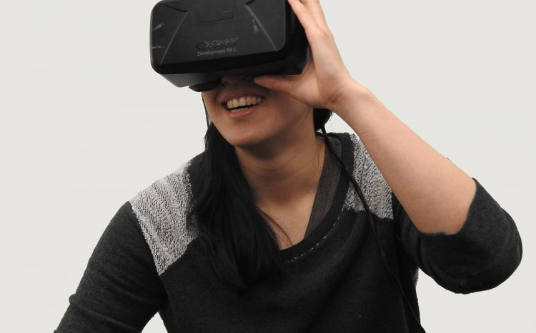 Uczestnik korzystający z aplikacji VR
