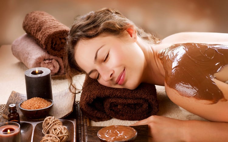 kobieta na czekoladowym masażu w spa