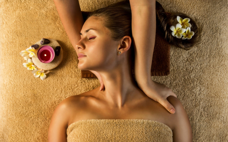 zrelaksowana kobieta podczas masażu