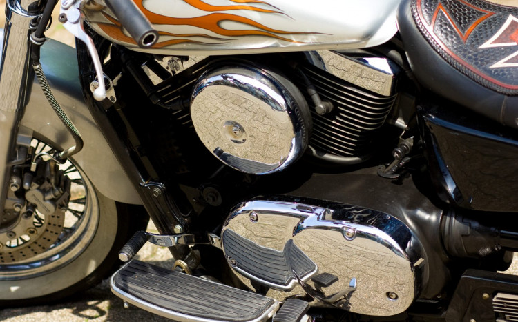 Ujęcie na lśniący silnik motocykla